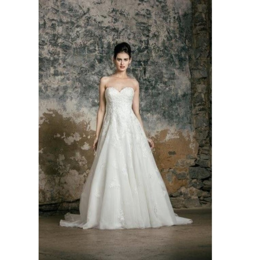 NEWWOT WEDDING DRESS SIZE 2
